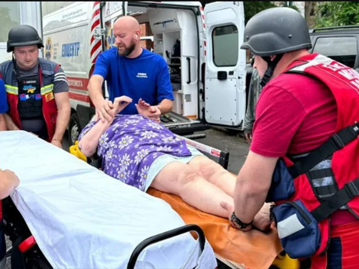 Израильские медики спасают жертв взрыва Каховской ГЭС в условиях российского обстрела