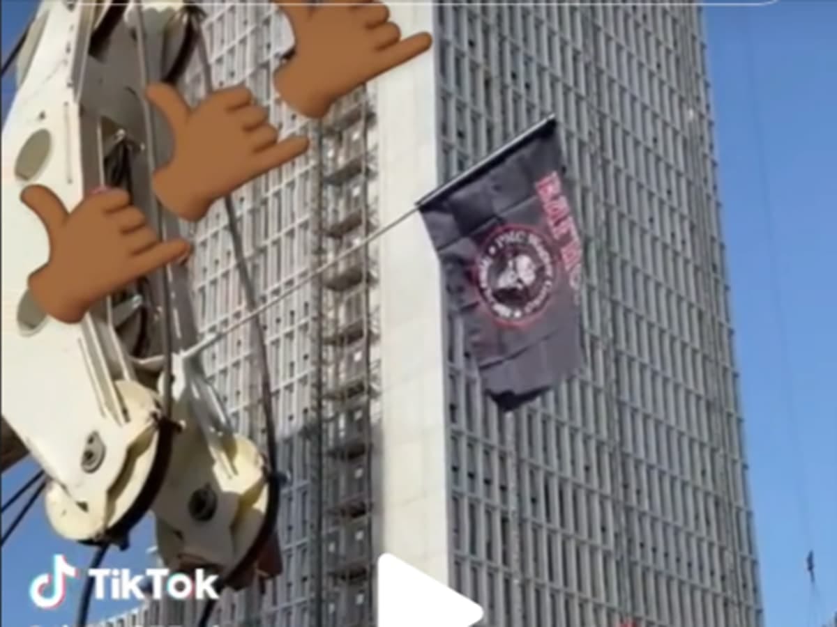 Флаг российской террористической организации "Вагнер" обнаружили поднятым на стройке в Тель-Авиве