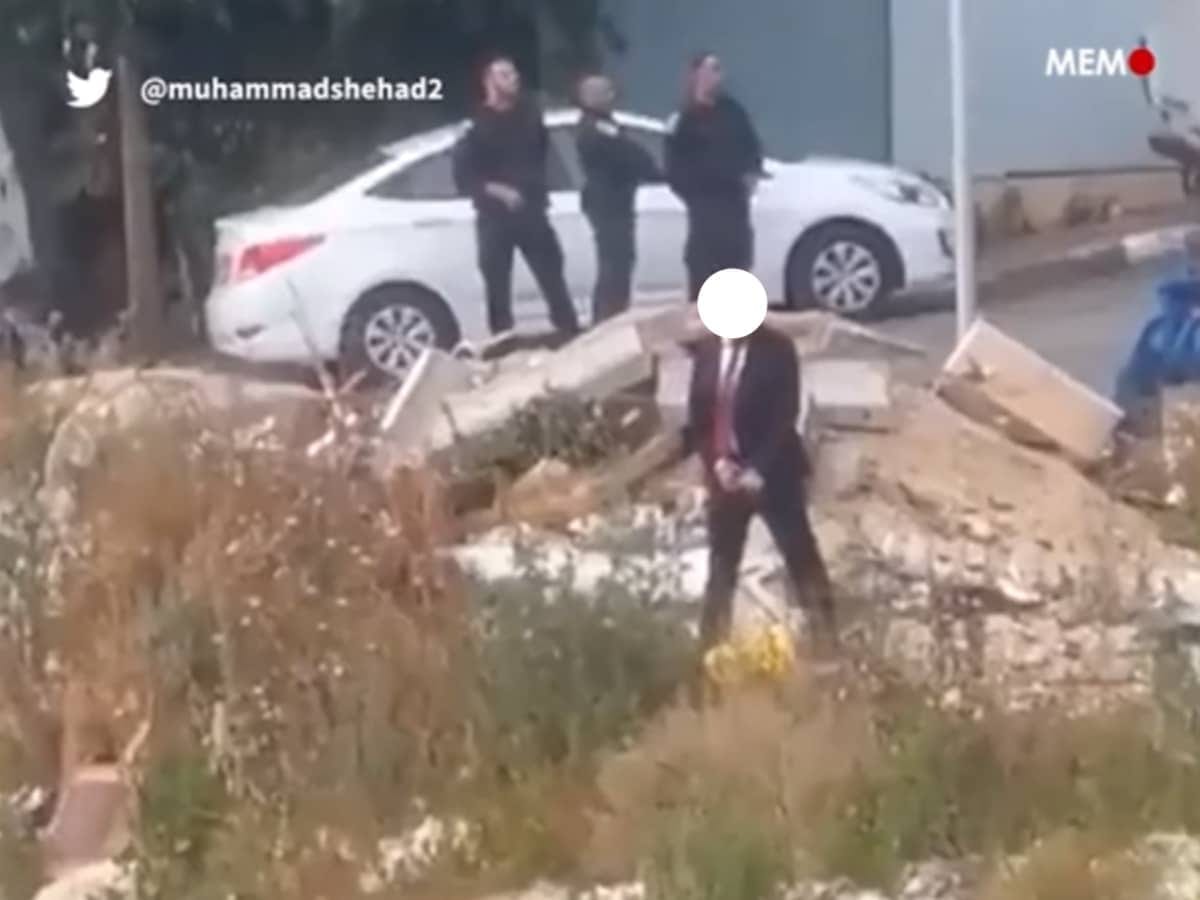 А так можно было? - чиновник министерства мочится публично возле места, где были убиты 5 палестинцев недалеко от Назарета