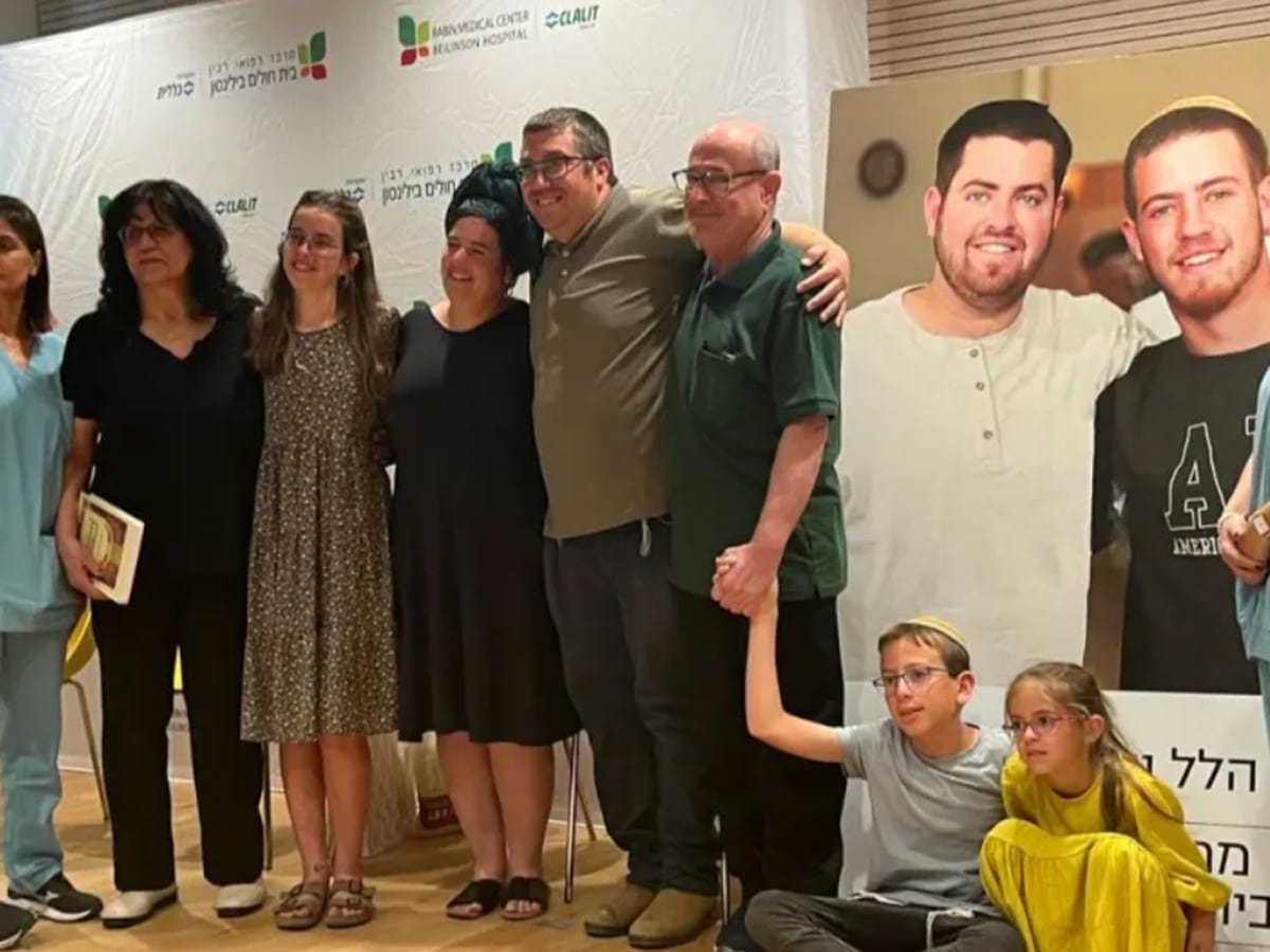 Семья погибших в теракте братьев Янив встретилась с получателями роговиц убитых сыновей