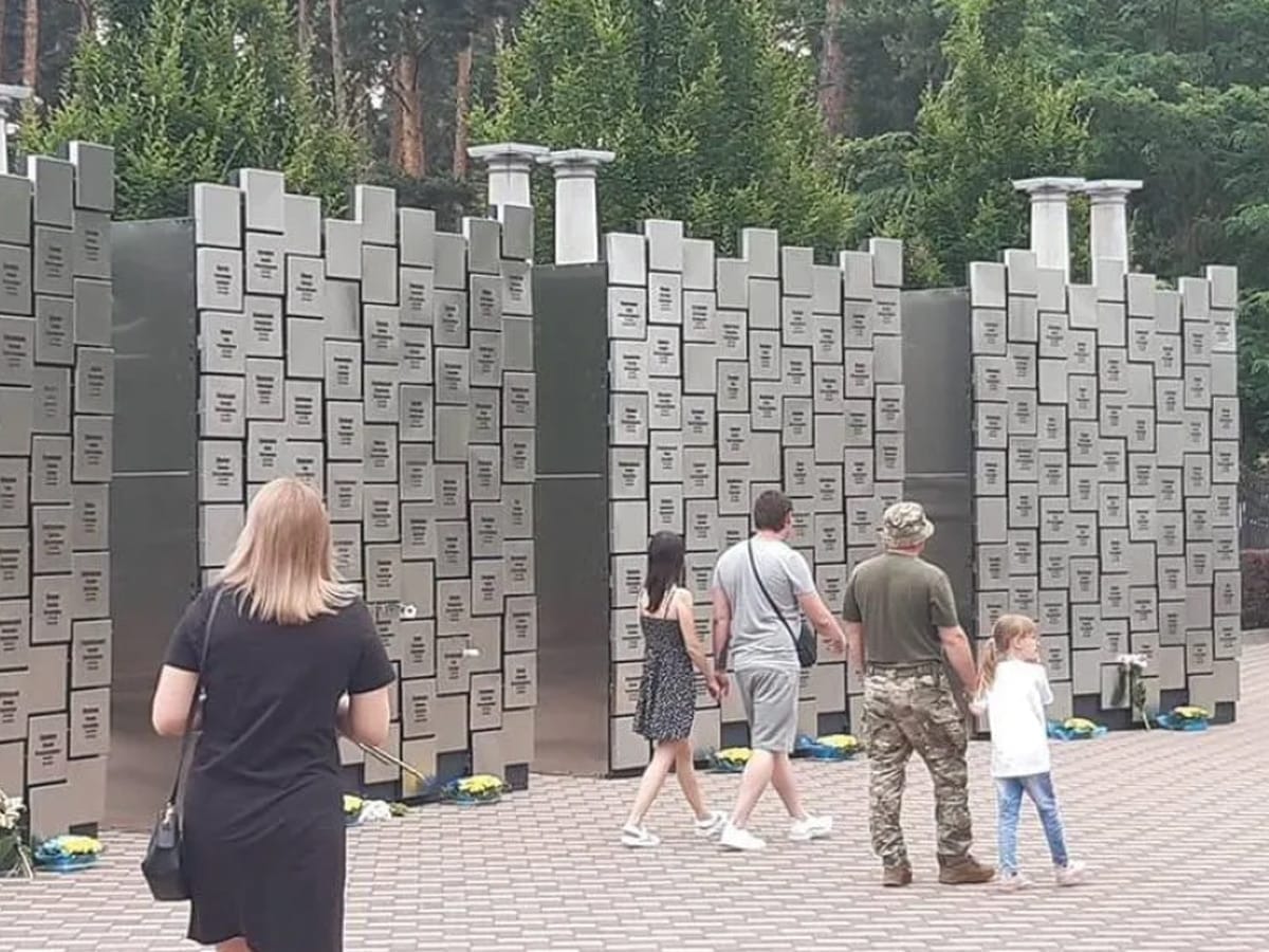 В Буче в Украине установили инсталляцию для чествования горожан, которых замучили российские оккупанты