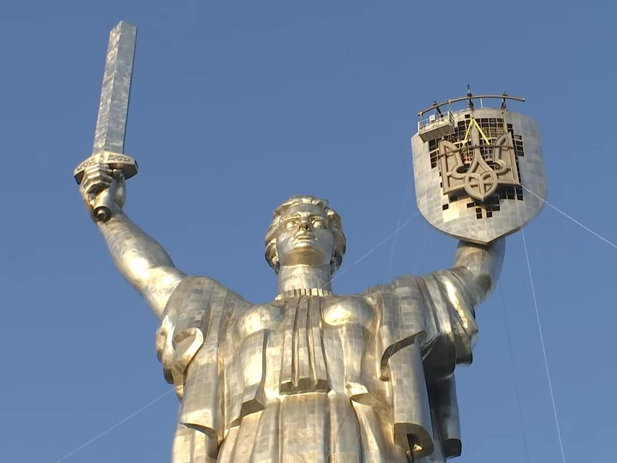 Видео: Декоммунизация Украины. На щит монумента "Украина-мать" в Киеве установили тризуб