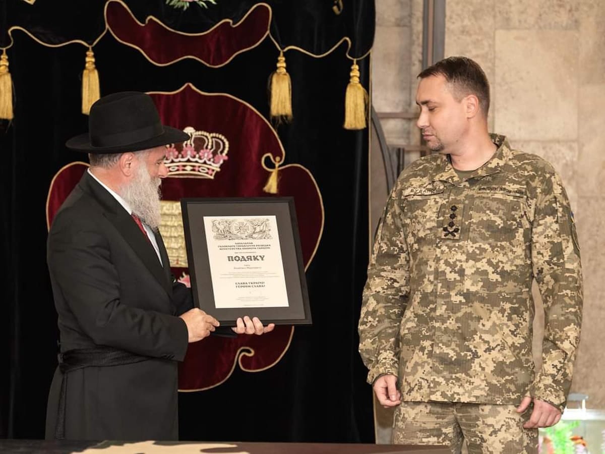 Кирилл Буданов, глава украинской разведки, и вручил главному раввину Киева Йонатану Марковичу грамоту благодарности за помощь Украине