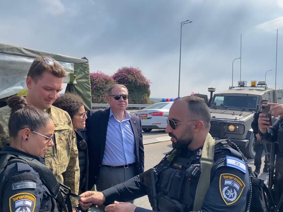 Новости Израиля Посол Украины в Израиле Евген Корнийчук поехал на границу с сектором Газы, чтобы поддержать солдат ЦАХАЛа и пострадавших жителей юга страны