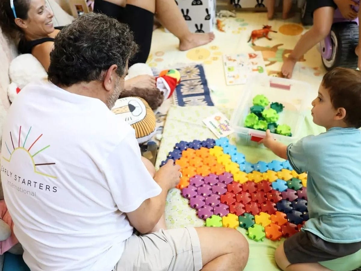 Новости Израиля Early Starters International, израильская некоммерческая организация, которая помогает детям в Украине, а теперь создает места для помощи детям, бегущим из южного Израиля.