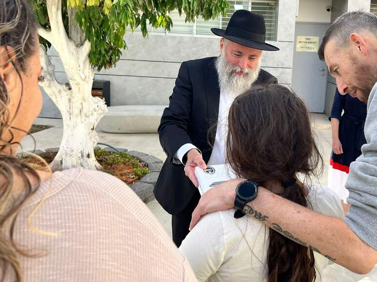 Новости Израиля Еврейская община Киева (Украина) поддержала детей из Отеф-Аза: Раввин Йонатан Маркович вручил подарки