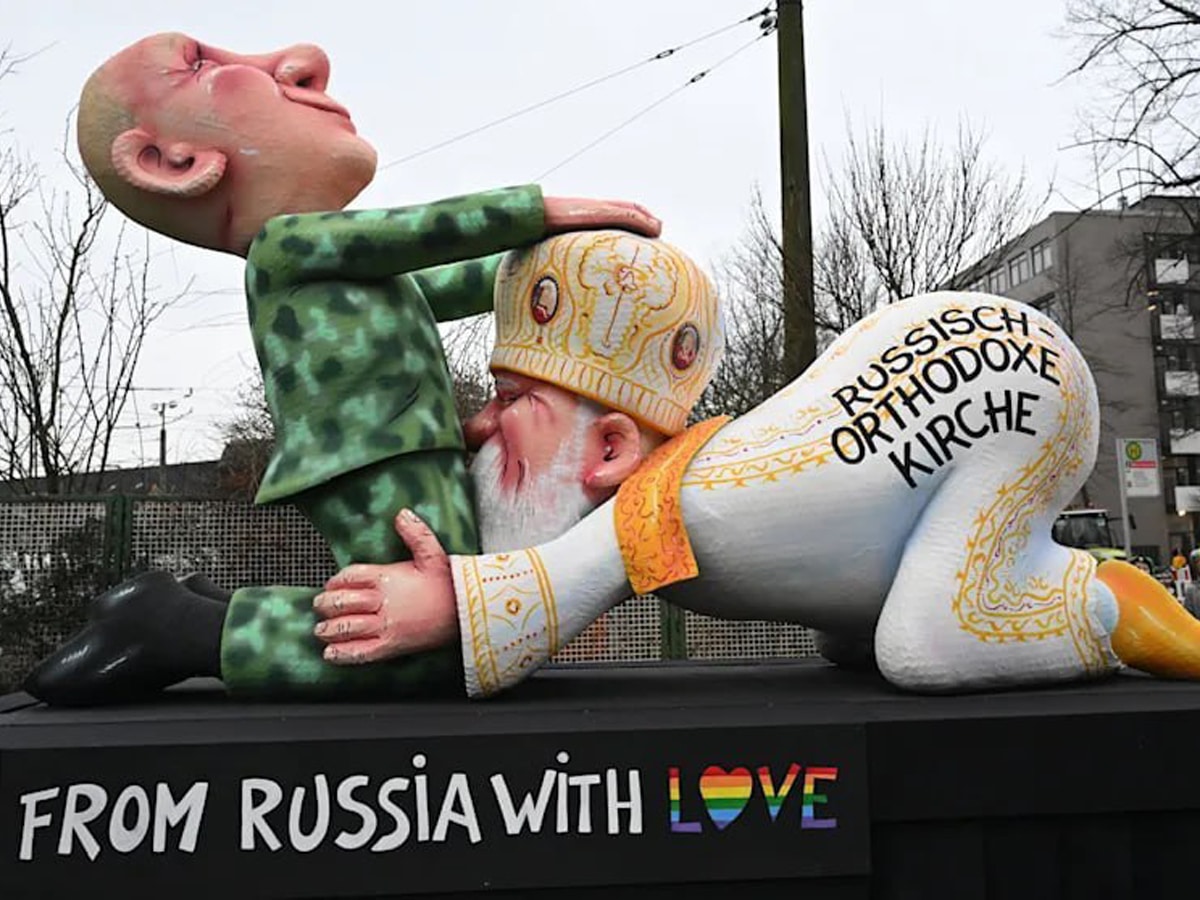 На ежегодном карнавале в Германии организаторы изобразили оральный секс путина и патриарха РПЦ Кирилла