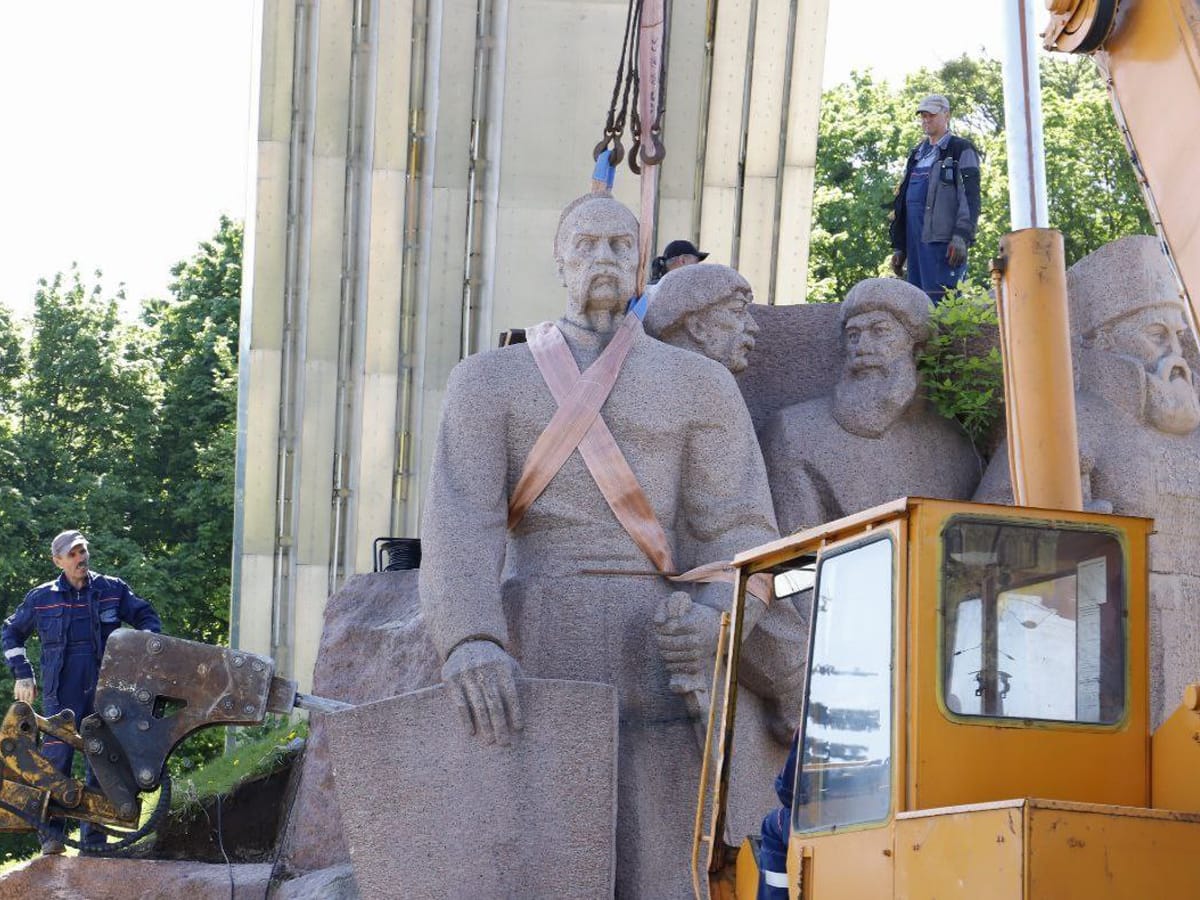 Оборона Украины. День 796. Декоммунизация в действии: В Киеве демонтируют монумент в честь "Переяславской рады"