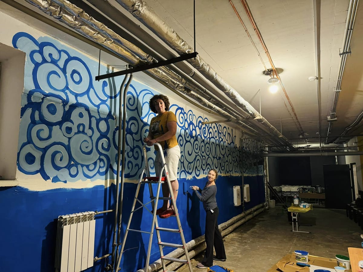 Израильские волонтёры пишут мурал в бомбоубежище в Киевской школе: "Море и небо во всю стену. И гибрид Тель- Авива и Одессы"
