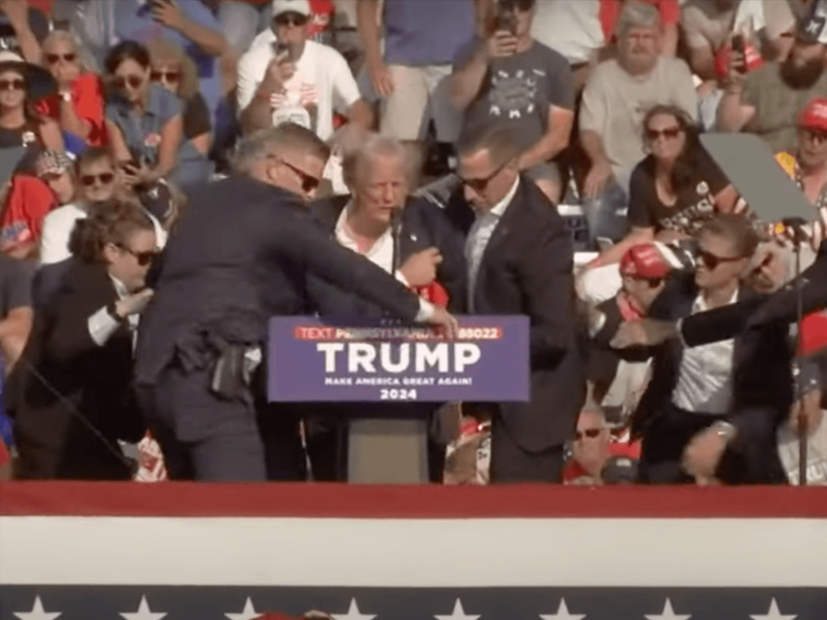 Покушение на Трампа: он ранен, есть жертвы, нападавший убит (видео)