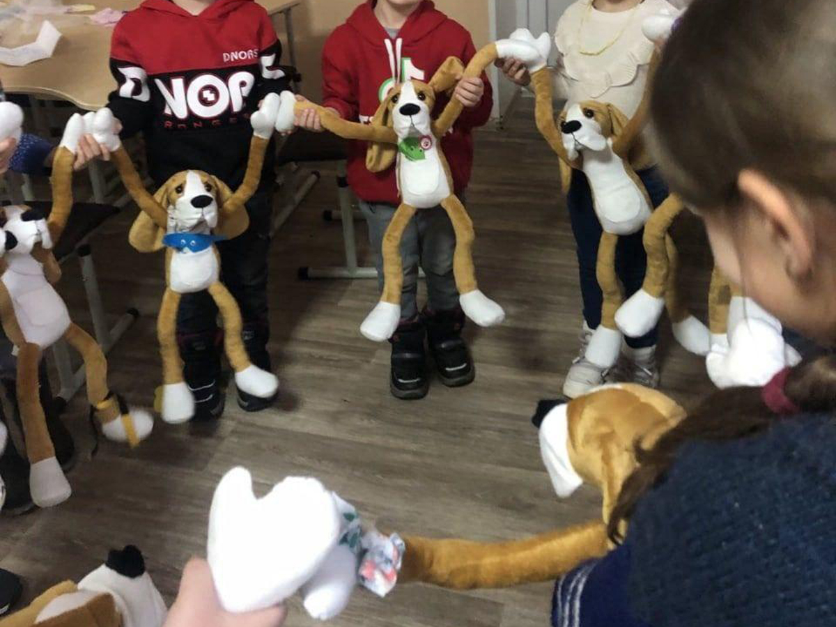 Израильский проект "Хибуки-терапия": как собака с грустными глазами помогает травмированным войной детям в Украине