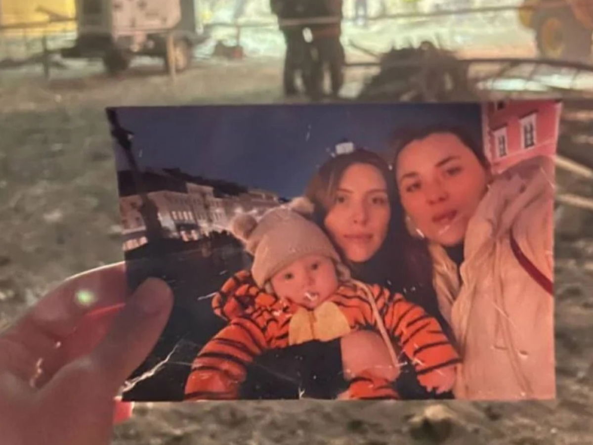 Жуткая атака России на Запорожье: фото матери и ребёнка на руинах вскрывает трагедию. Погибло 10 мирных жителей, более 40 раненых