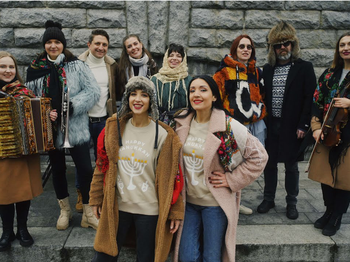 "Медовая Ханука": В Киеве, под звуки ракетных обстрелов, украинский дуэт Alibi Sisters презентовал песню на идише, украинском и английском