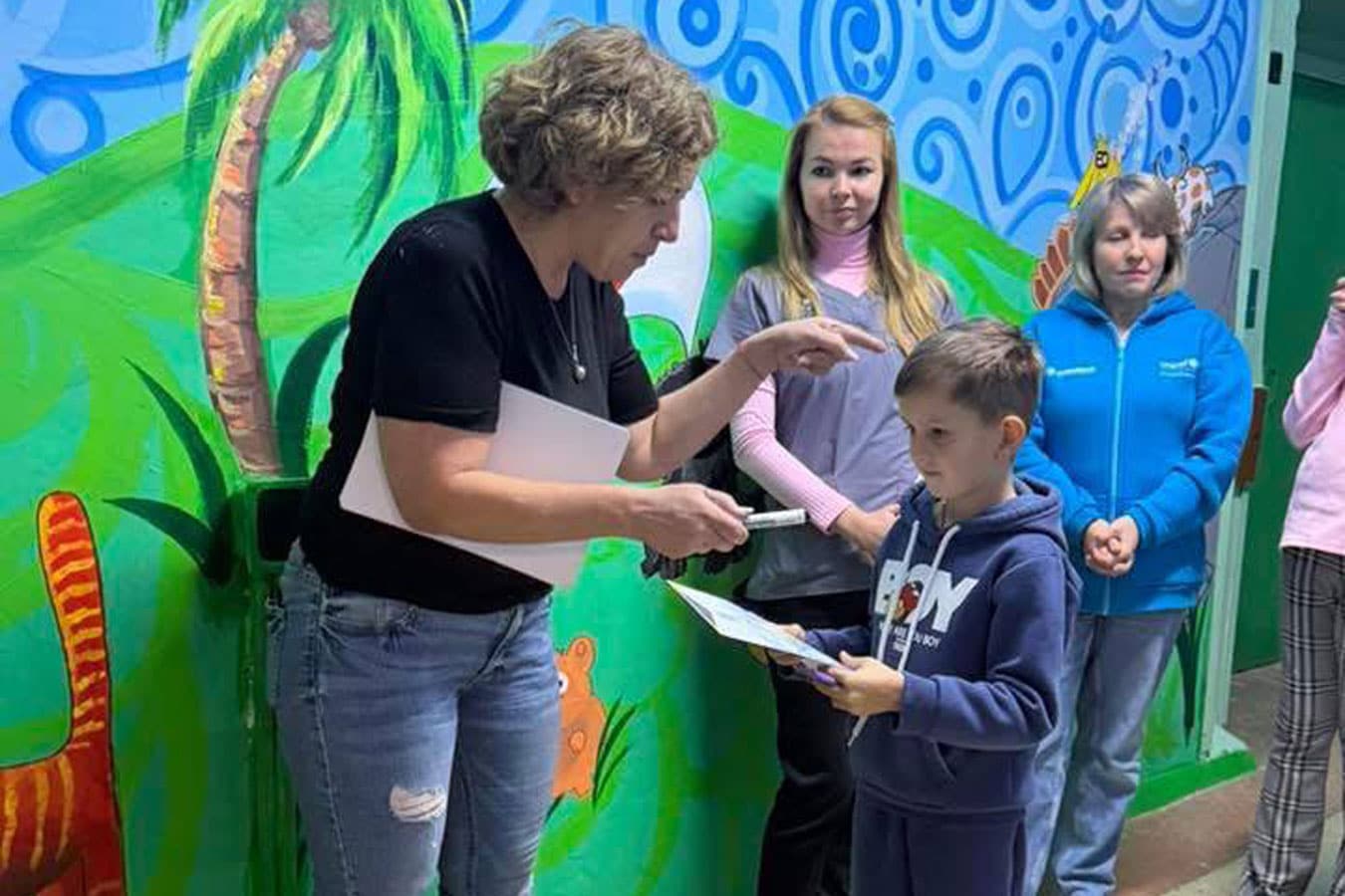 Израильская художница раскрасила уже 10-е бомбоубежище для украинских детей, теперь - в Сумах