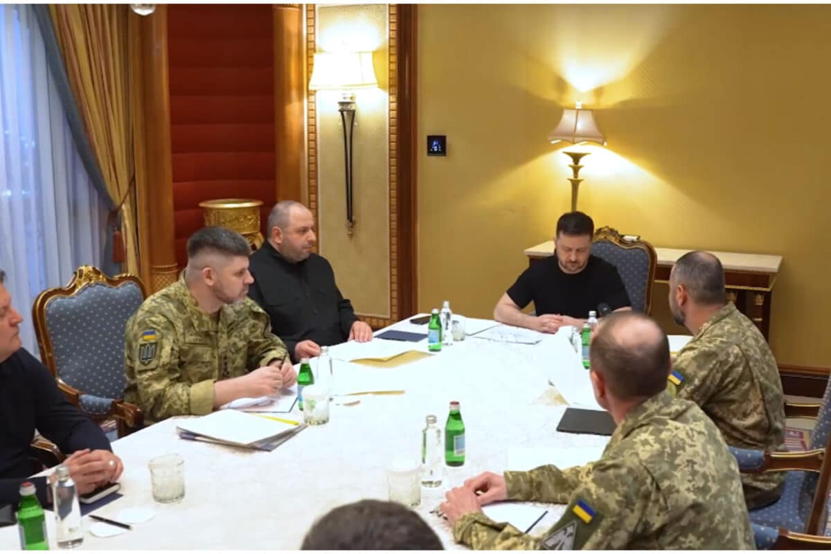 Зеленский встретился с укрианскими военными, сбивающими иранские дроны в Саудовской Аравии